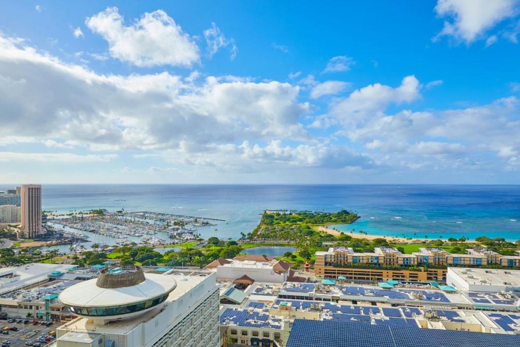 檀香山Renaissance Honolulu Hotel & Spa的城市和海洋的空中景观