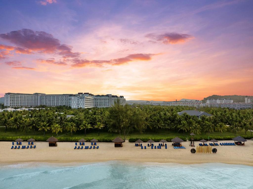 富国Radisson Blu Resort Phu Quoc的享有带游泳池和椅子的度假村景色