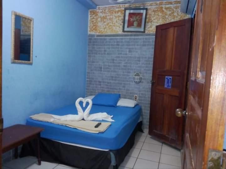 莱昂D' all leon hostal的小房间设有一张蓝色的床和毛巾