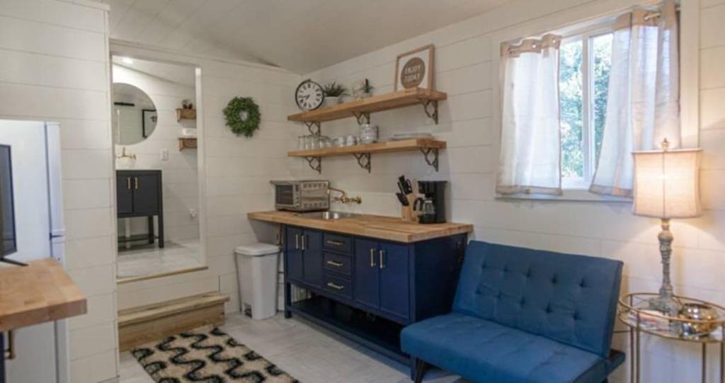 哥伦布Columbus First Tiny House Amenities & Charm的厨房配有蓝色椅子和水槽