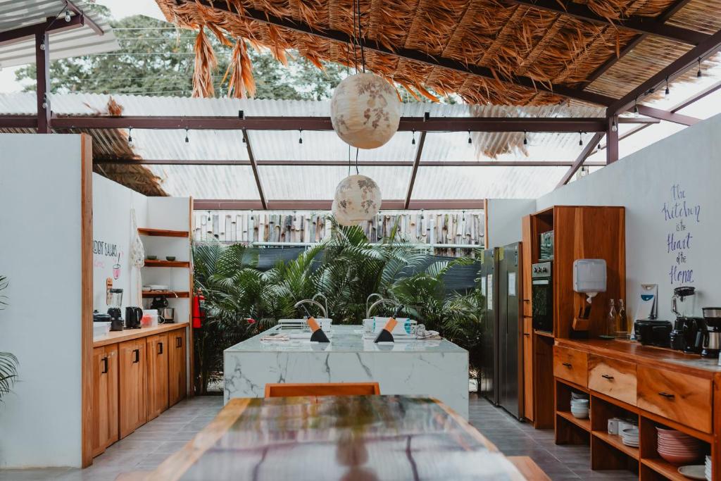 别霍港La Tribu Boutique Hostel for women的厨房配有桌子和一些植物