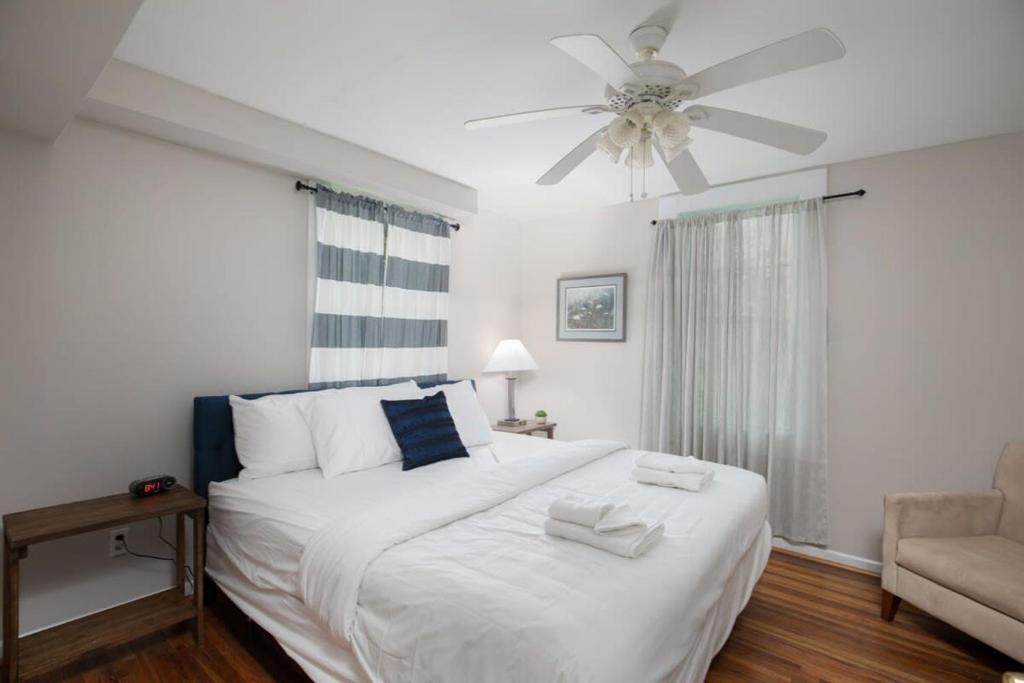 伯明翰Redmont Revival-Unit B-Walkable-UAB的卧室配有白色的床和吊扇