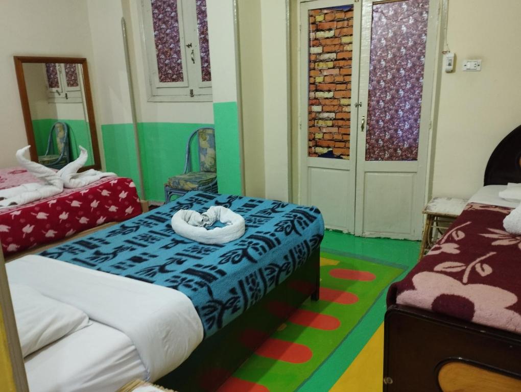 卢克索Bob Marley Peace hostels luxor的一间卧室配有两张床,卧室配有一张床
