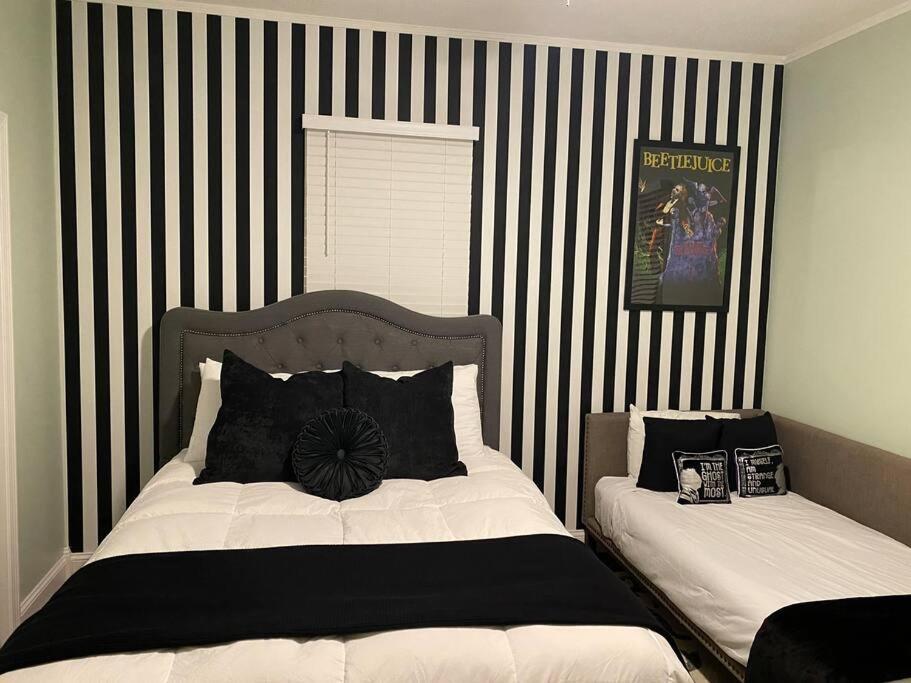 塞伦It’s Showtime-Book Lally’s House! Steps to Common!的一间卧室配有两张黑白条纹床