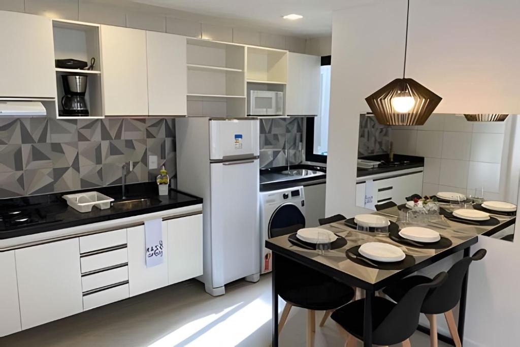 福塔莱萨Hosts BR - Apartamentos funcionais的厨房配有桌椅