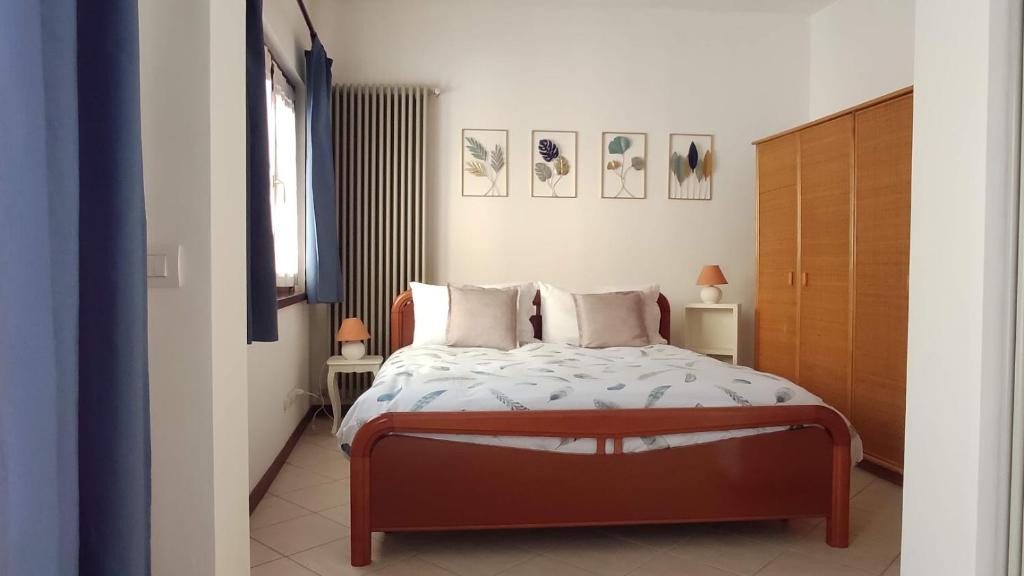 贝加莫Il Cortiletto - Apartment的一间卧室设有一张床和一个窗口