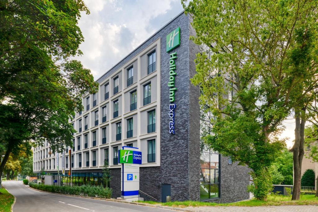 哥廷根Holiday Inn Express - Goettingen, an IHG Hotel的一栋办公楼,旁边设有标志