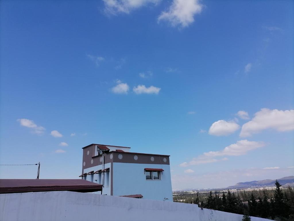 MornagMaison de campagne à 20mn du centre ville Tunis的屋顶上的白色建筑