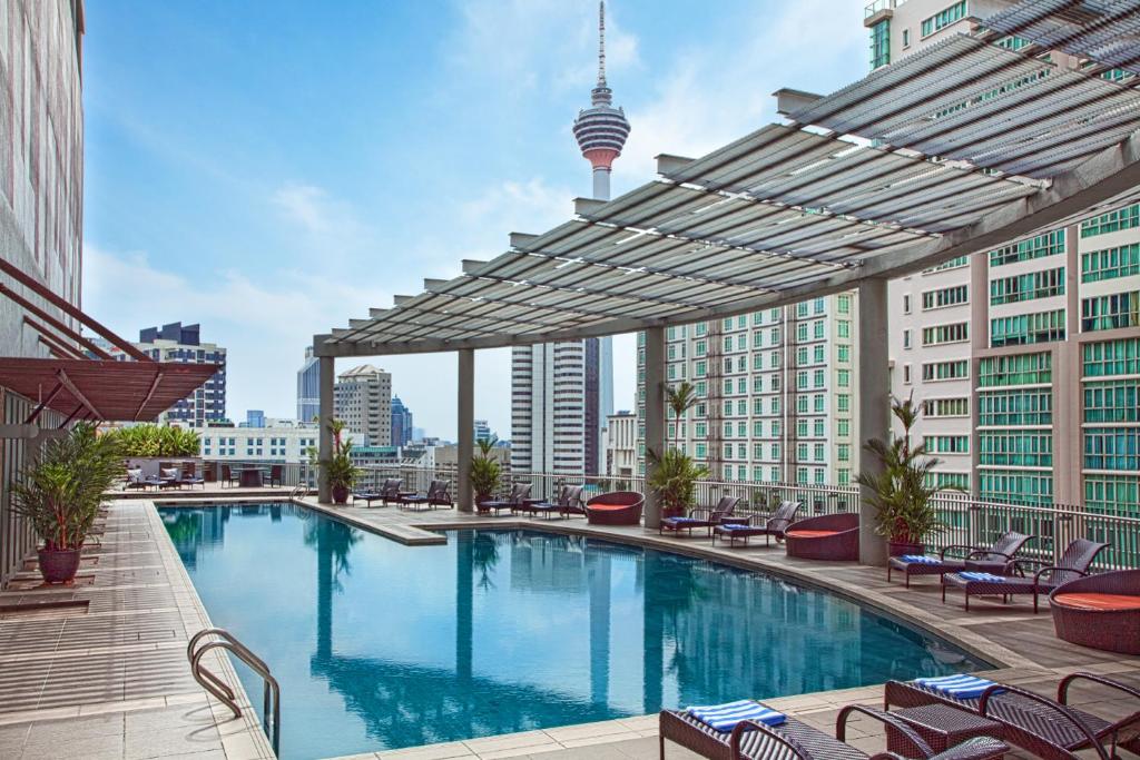 吉隆坡雅诗阁住宅酒店的大楼屋顶上的大型游泳池