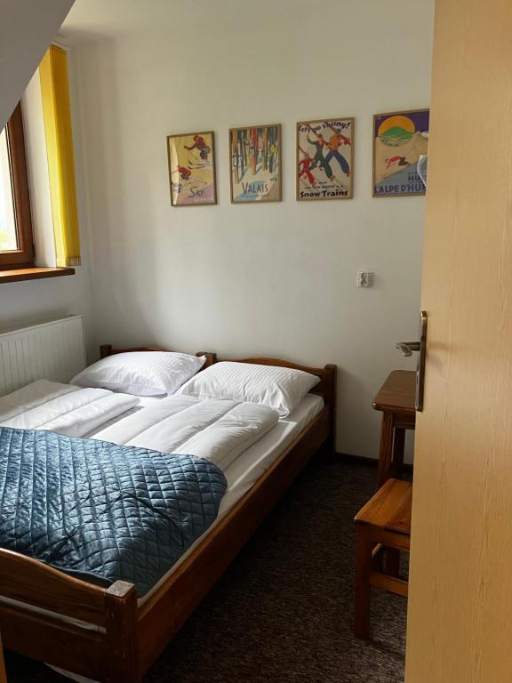 NiedzicaBase Camp Pieniny的墙上画作的房间设有两张单人床。
