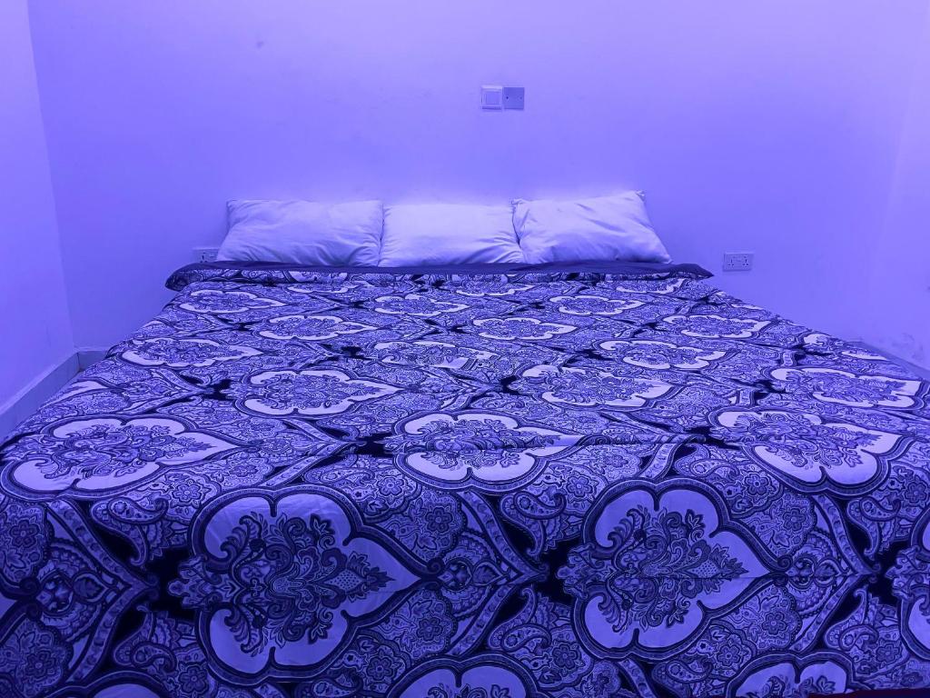 KasoaIrish Apartment的一张带紫色和白色床单的床