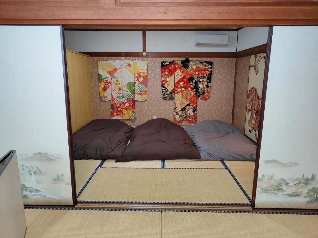 南关町Morita-ya Japanese style inn ToraーVacation STAY 62447的一间客房内配有两张床的房间