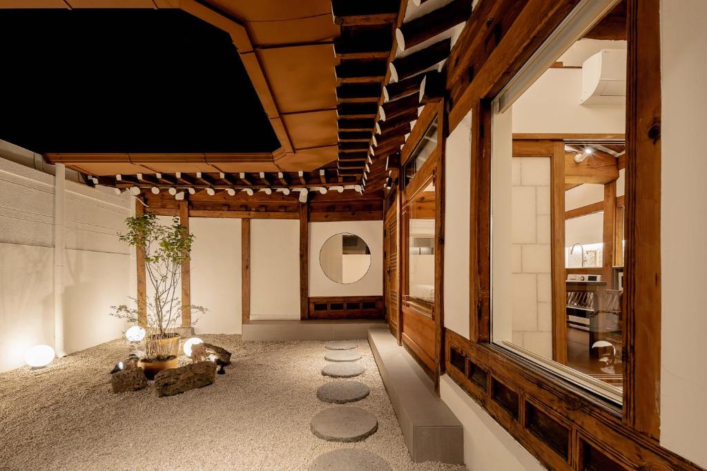 首尔Luxury hanok with private bathtub -SN15的客房设有大窗户和地板上的花瓶