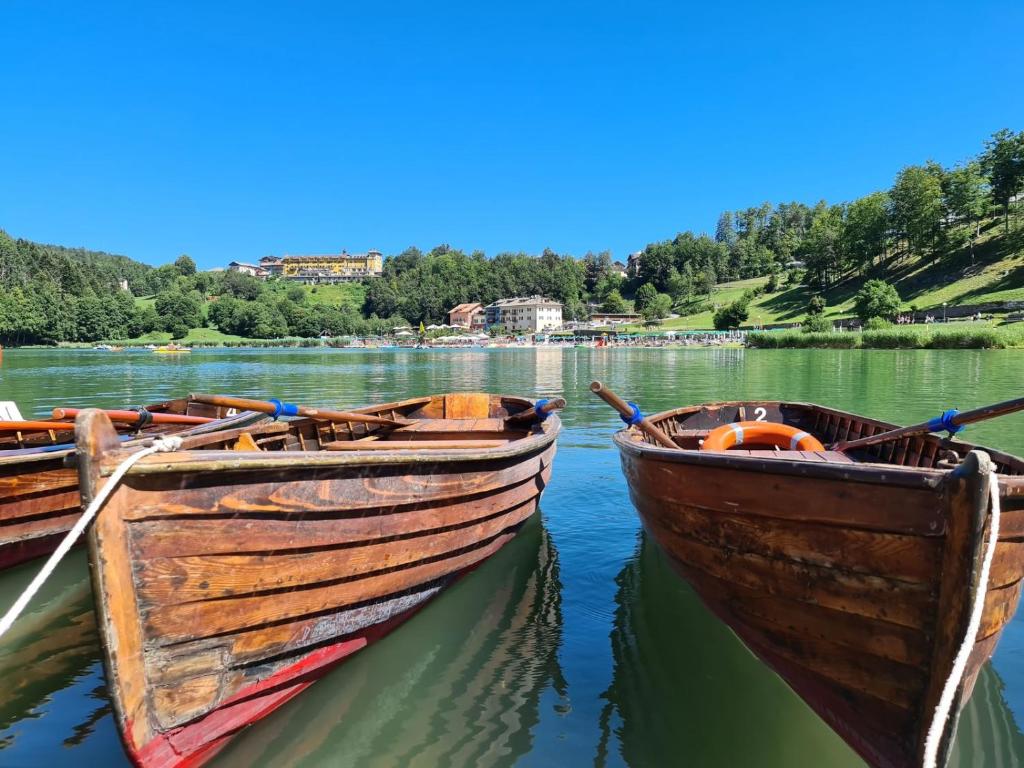 拉瓦罗内阿斯托里亚格兰酒店的两艘木船停靠在湖上