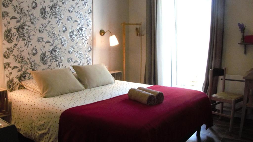 普莱讷富热尔Maison d'hôtes KerCalow, Chambres d'hôtes的一间卧室配有一张带红色毯子的床
