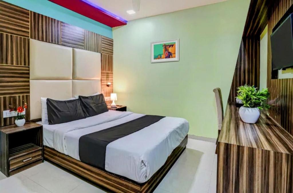 孟买Hotel New Blue Sapphire Residency的一间卧室,卧室内配有一张大床