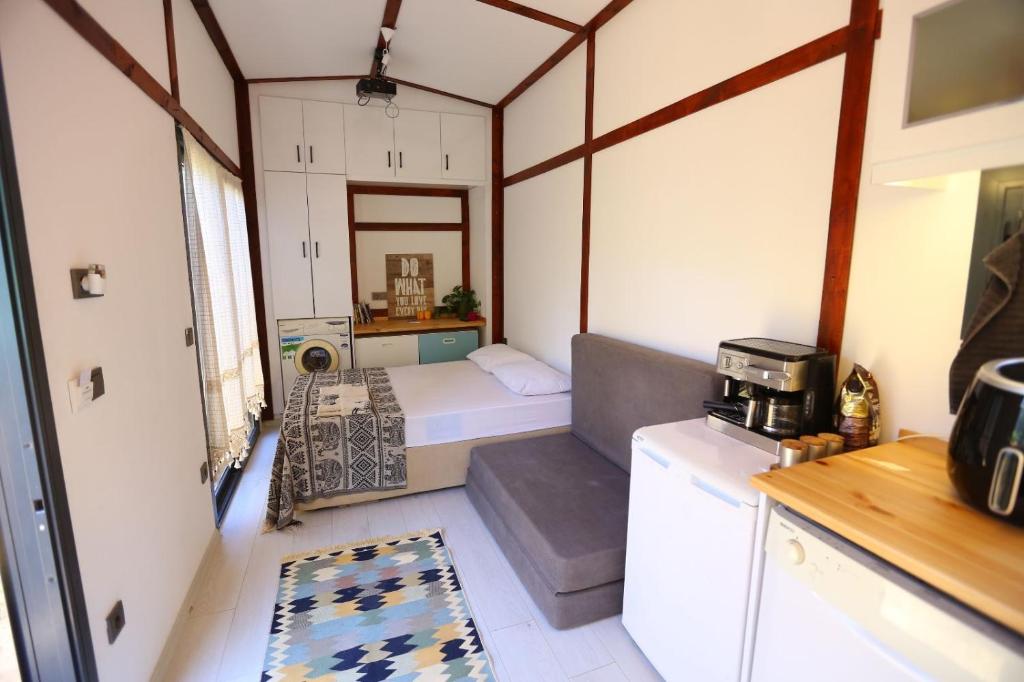 博德鲁姆Athena Tiny House的小房间设有床和厨房