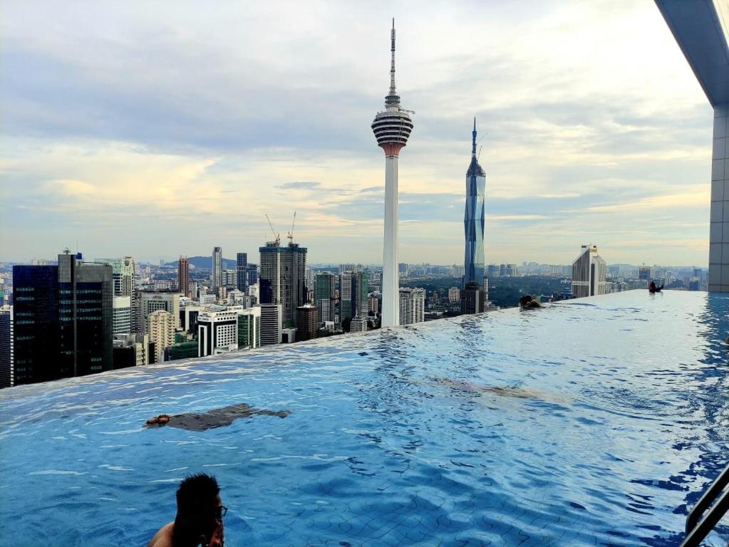 吉隆坡The Platinum Suites KLCC By World Luxury的建筑物屋顶上的无边游泳池