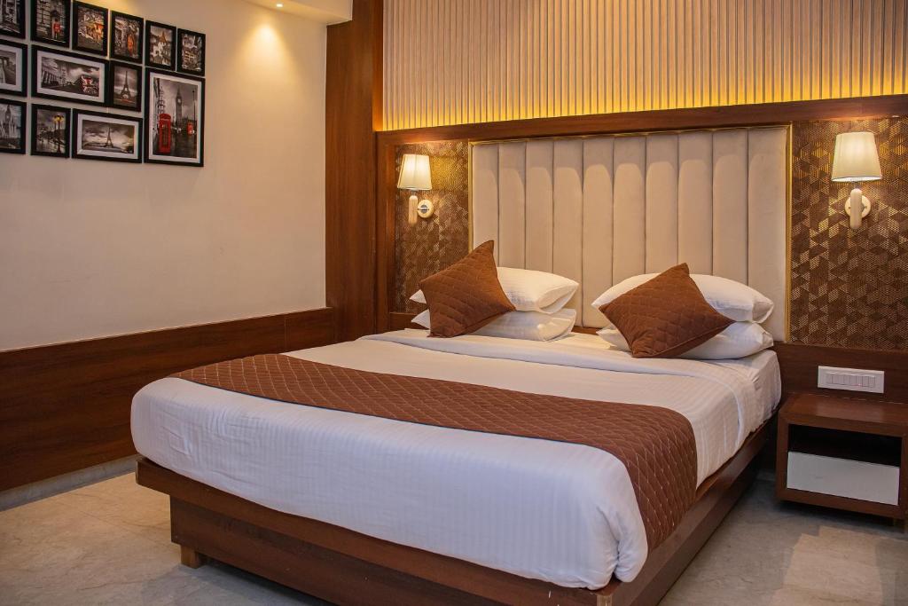纳威孟买Hotel Czar Inn - Vashi Navi Mumbai的一间位于酒店客房内的带大床的卧室