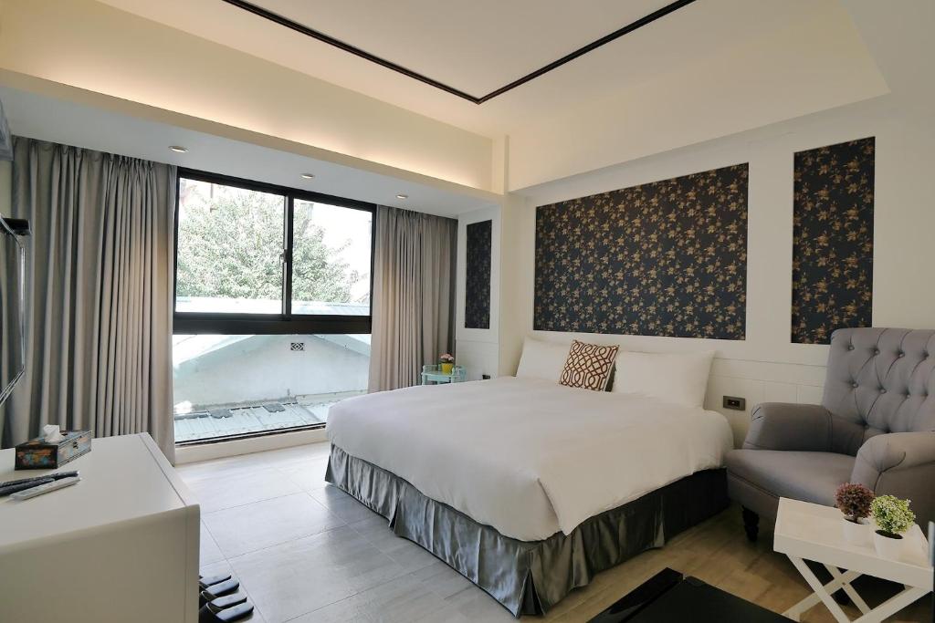 台中市悅柏行旅 逢甲館 YABO Inn的酒店客房,配有床和沙发
