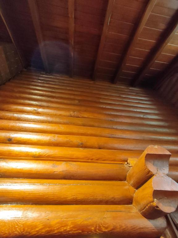 PiroğluChalet's lake_Bolu Abant _log house的房间里的一套木楼梯