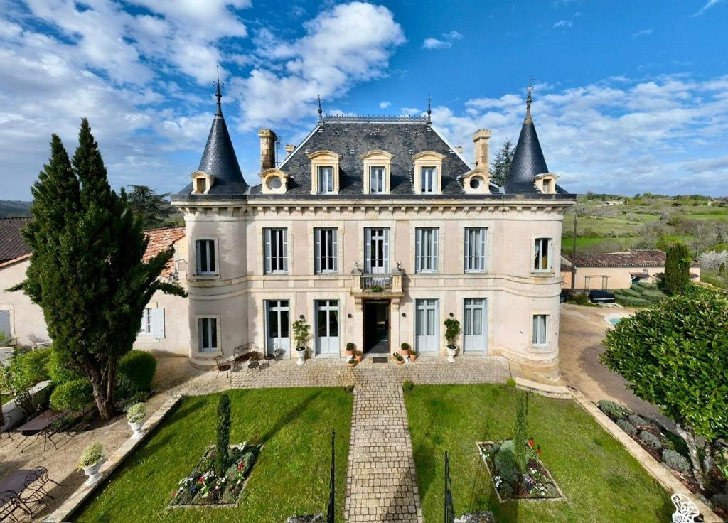 蒙帕齐耶Château Hôtel Edward 1er的一座带花园的大房子的庄园