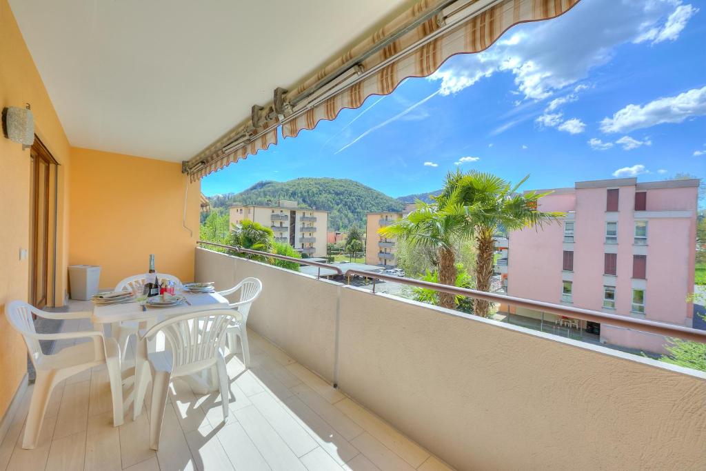 卡斯拉诺Casa Bruna Few Min From Lake - Happy Rentals的设有一个配有桌椅并享有美景的阳台。