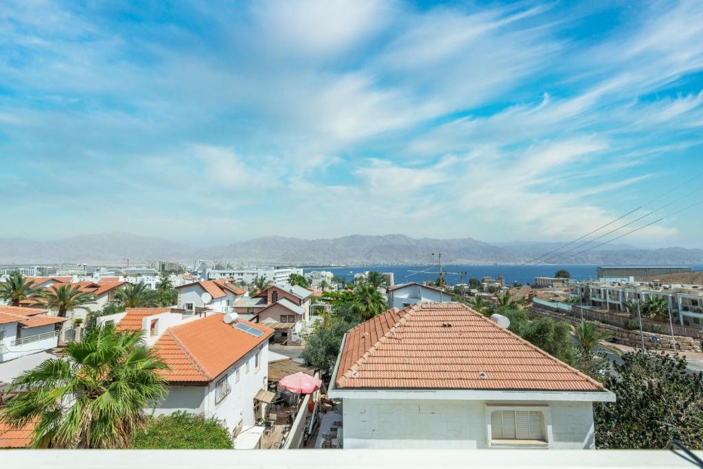 埃拉特Villa Li Eilat的享有拥有建筑和大海的城市美景
