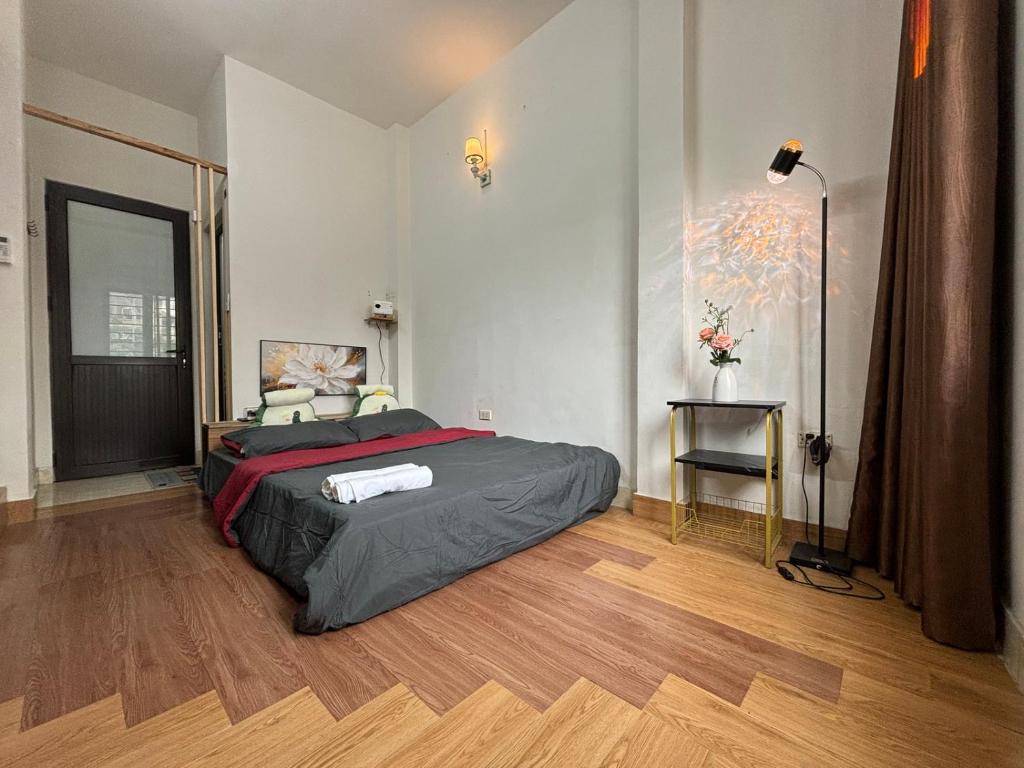 河内Pan Housing Hostel & Residence的卧室位于客房的角落,配有一张床