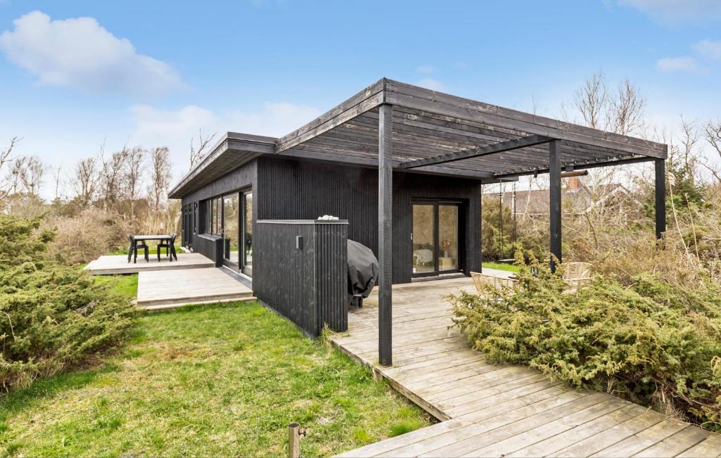 埃贝尔托夫特Lovely Home In Ebeltoft With Kitchen的一间黑色的小房子,设有木甲板