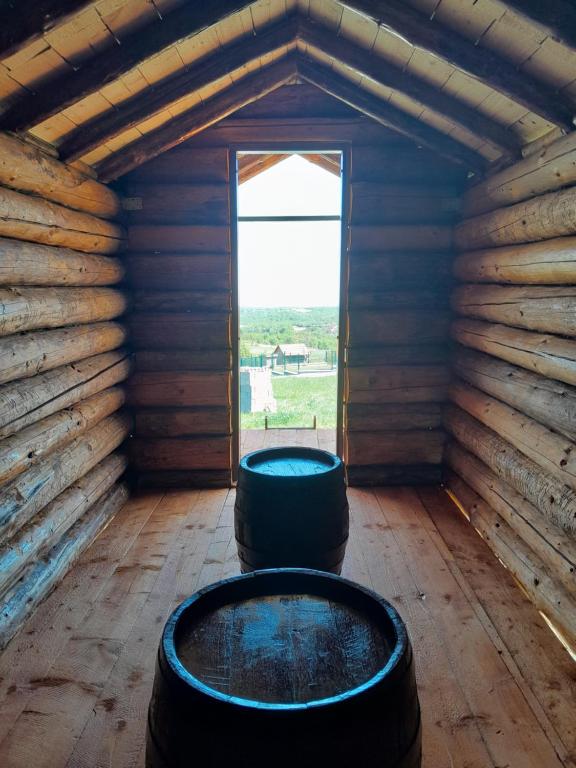 MiročBungalov的小木屋内的一个房间,设有大浴缸