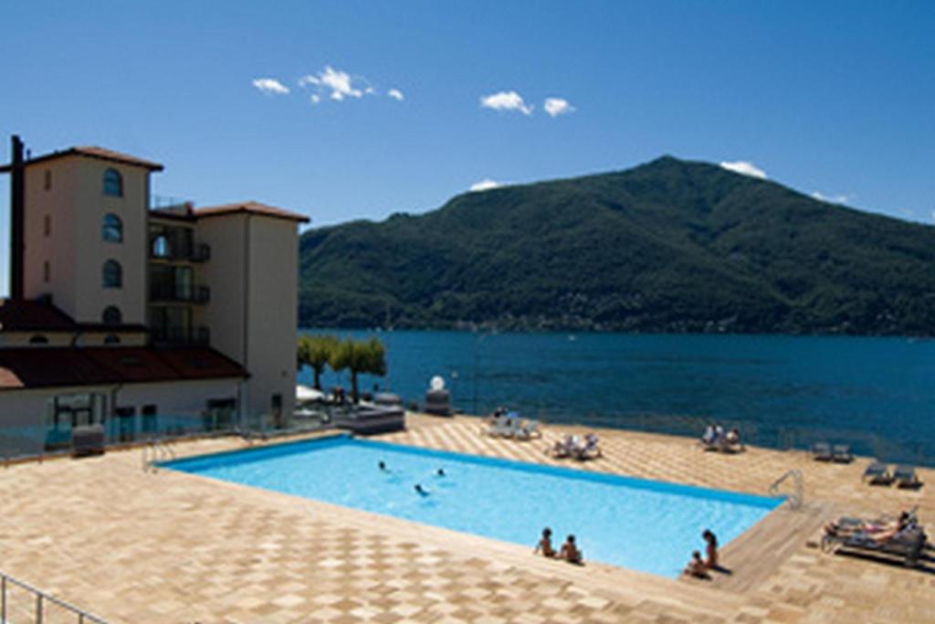 马卡尼奥Vista di Maccagno Fantastico Pool的水边的大型游泳池