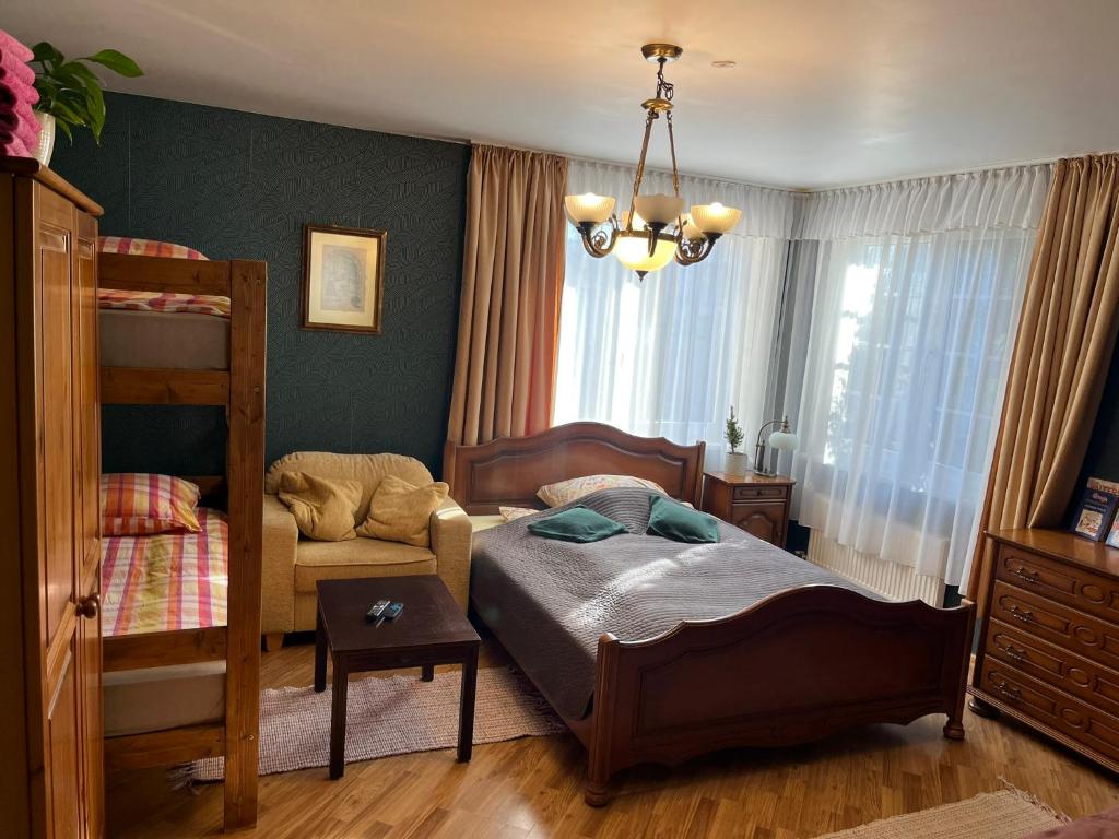 萨拉茨格里瓦Family house room的一间卧室配有双层床和椅子