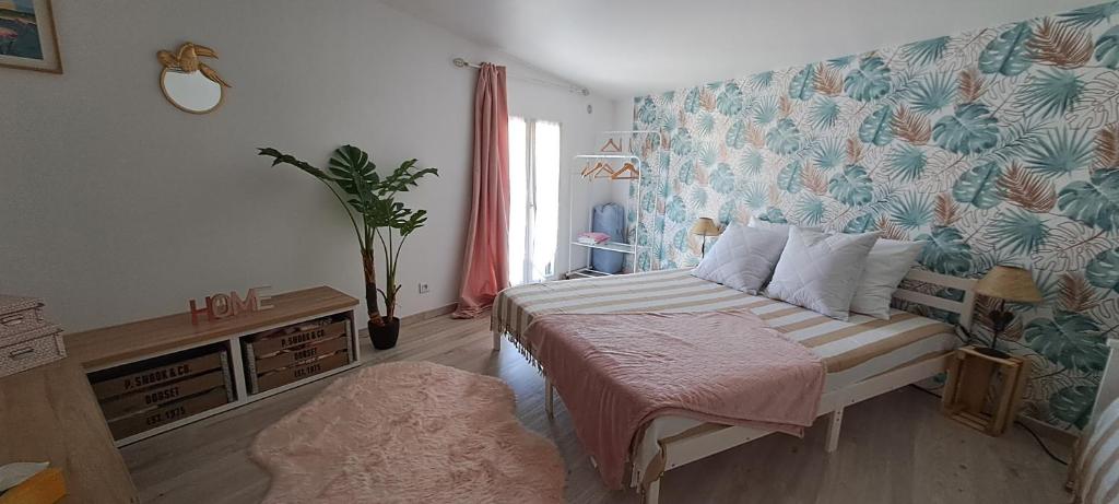 圣吉尔Maison centre Historique - LSM30Conciergerie-的一间卧室配有一张带花卉墙壁的床