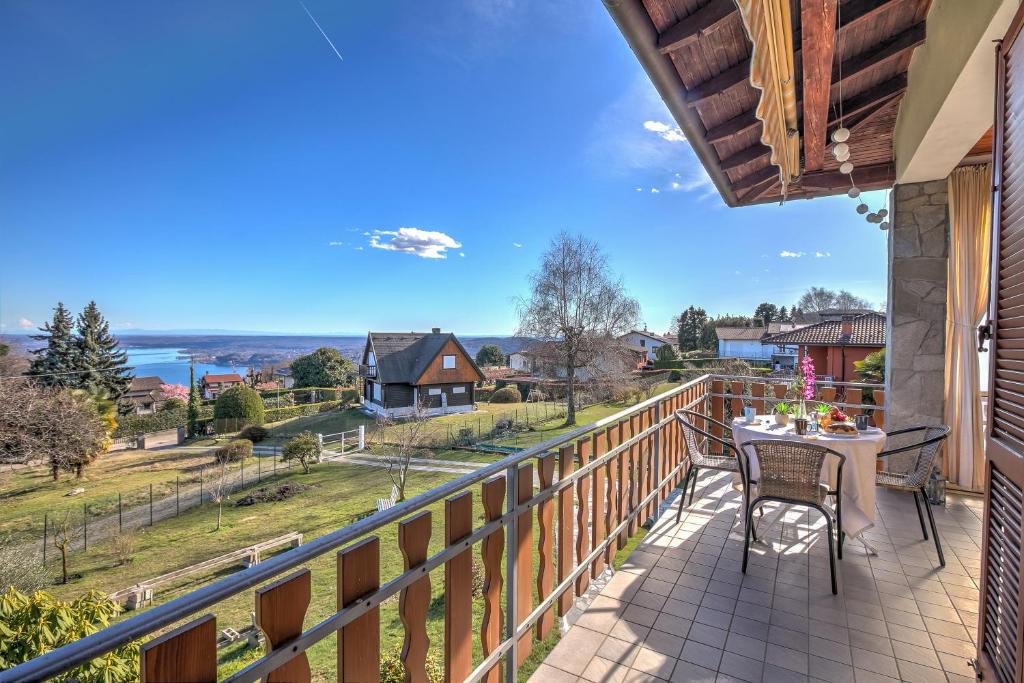 马斯诺维斯康蒂La Perla Bianca Lake View - Happy Rentals的设有一个配有桌椅并享有美景的阳台。