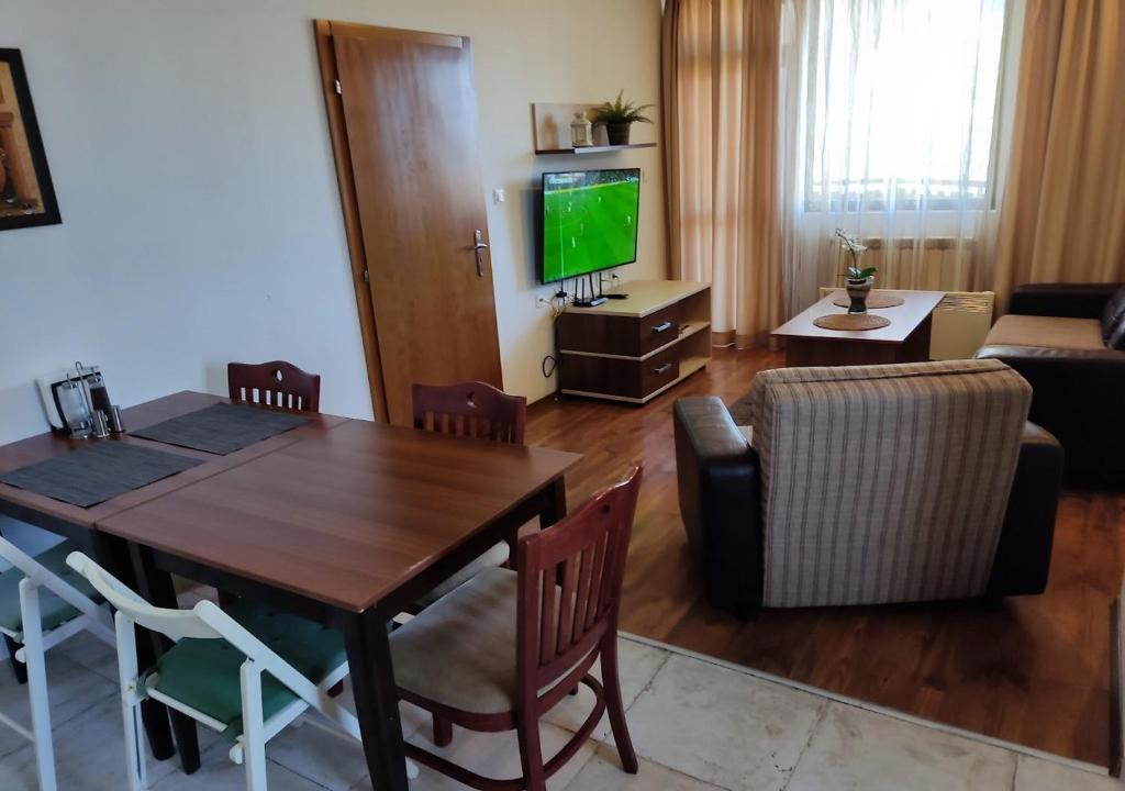 班斯科Family 2 bed Apartment in Bansko的客厅设有餐桌和电视