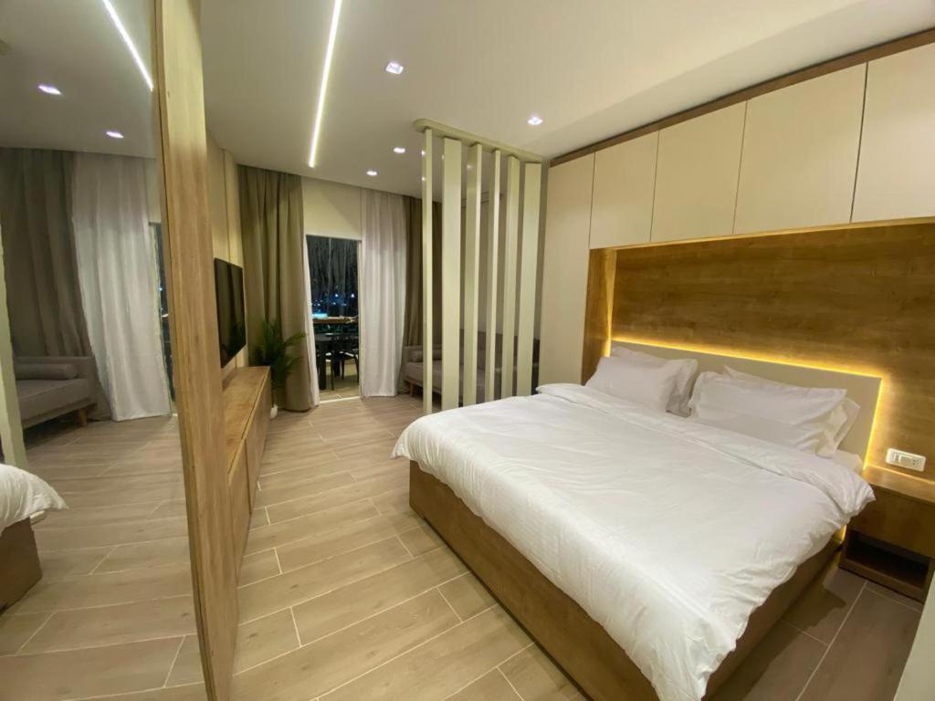 特拉布洛斯Beach Experience Get-Away!的一间卧室配有一张大床和木制床头板