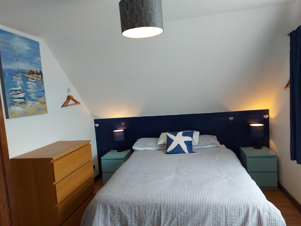 浦耳Chezzas的一间卧室配有一张蓝色床头板的床