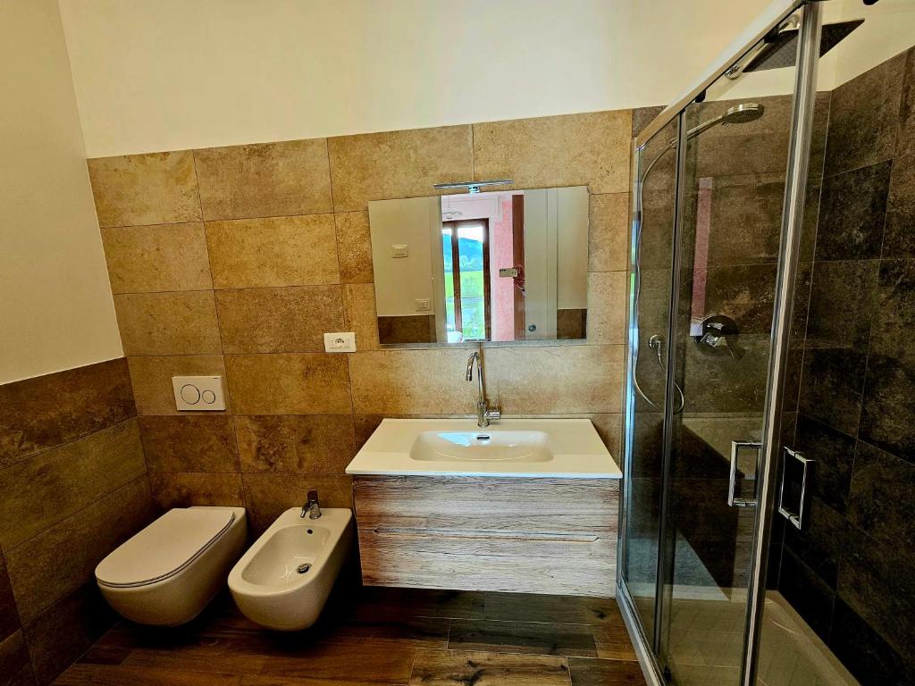 佩拉戈Guest House Fantaccini的一间带水槽、卫生间和淋浴的浴室