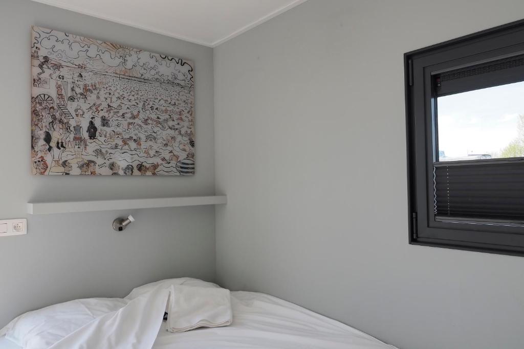 尼乌波特Houseboat Tiny Griffin的卧室配有壁画和床