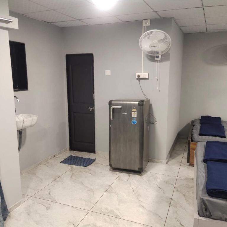 达曼Juli villa的一间医院里的一个带冰箱的房间