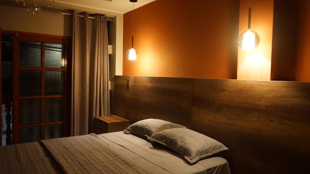 查查波亚斯Ukumari Hotel的一间卧室配有一张带两个枕头的床