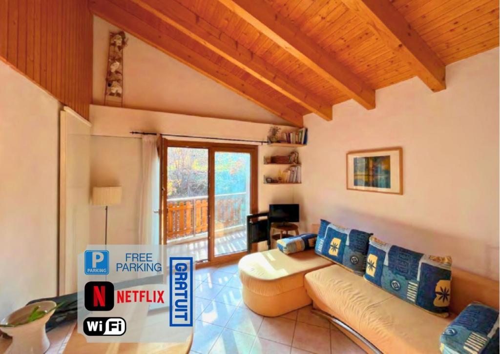 韦尔科兰Vercorin - La Maya的带沙发和窗户的客厅