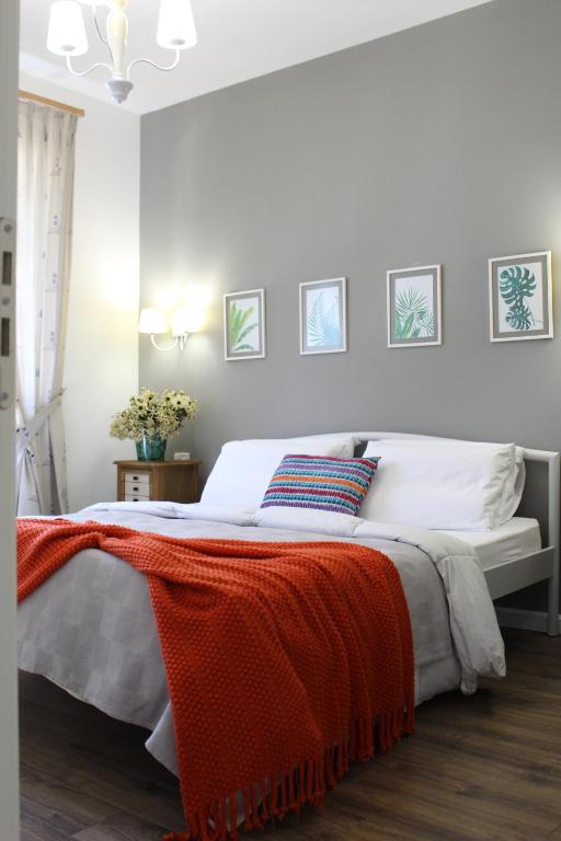 都拉斯Vala Mar Apartament的一间卧室配有一张带橙色毯子的床