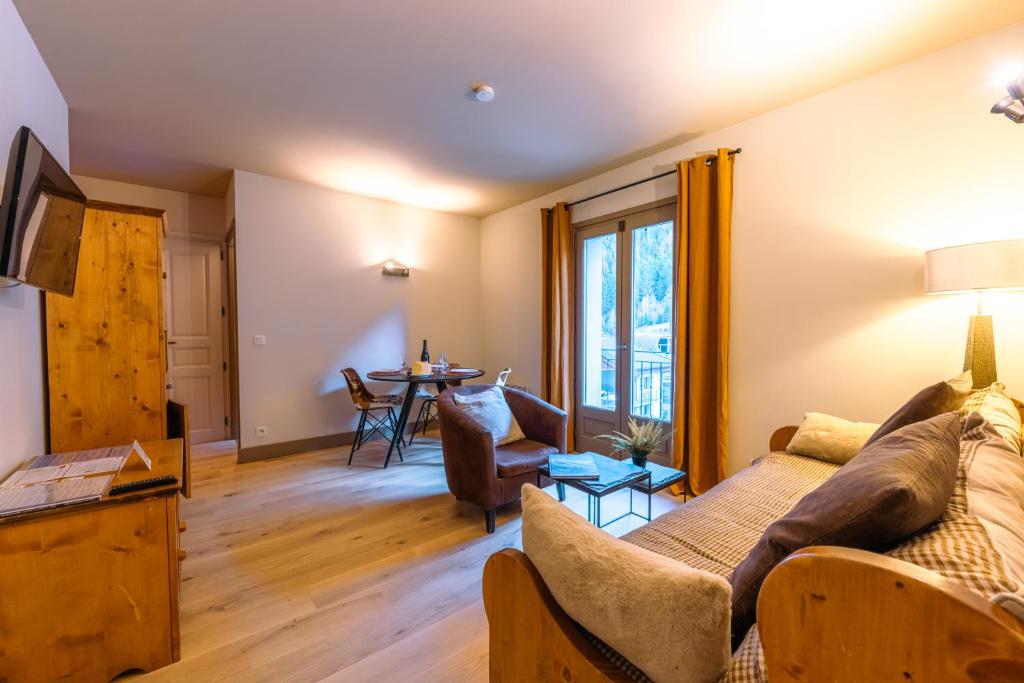 瓦洛西讷Vallorcine Apartments - Happy Rentals的客厅配有沙发和桌子