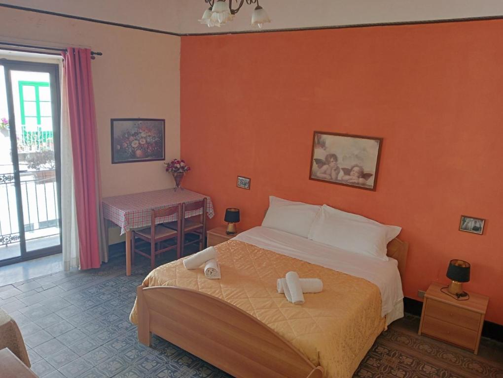 切法卢La locanda的酒店客房配有一张床铺和一张桌子。