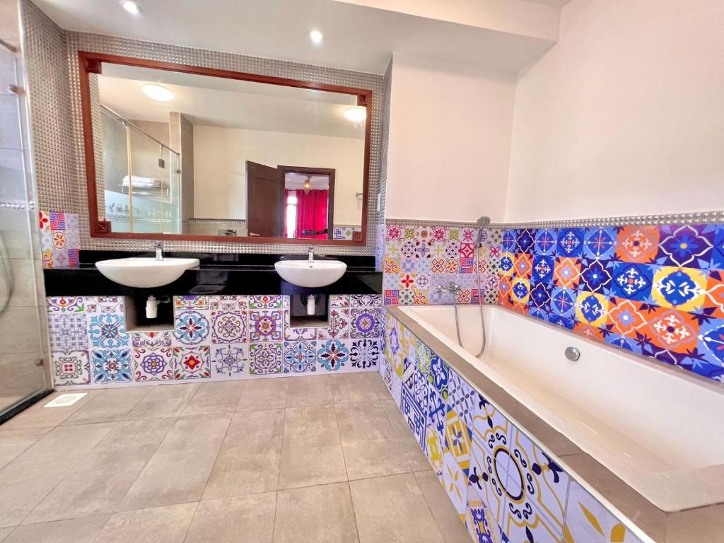 KikambalaThe Casa Sultan的浴室设有2个水槽和镜子