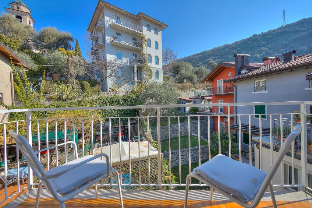 托尔博莱Appartamento Miorelli - Happy Rentals的阳台上的椅子