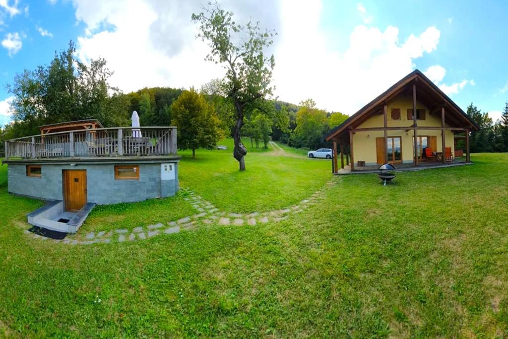 Dol pri HrastnikuForester's Hut With Whirlpool & Sauna - Happy Rentals的房屋旁田野上的一个小房子