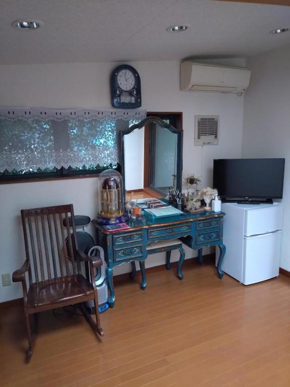 东京Setagaya-ku - House - Vacation STAY 16505的客房设有书桌、镜子和椅子。